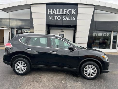 Used 2016 Nissan Rogue S image 1