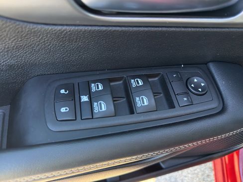 Used 2025 Chrysler Pacifica Select image 11