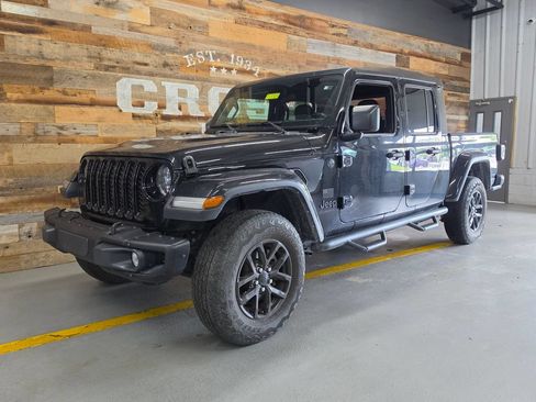 Used 2023 Jeep Gladiator Sport AWD/4WD image 2