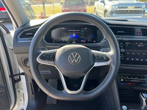 Used 2024 Volkswagen Tiguan SE image 29