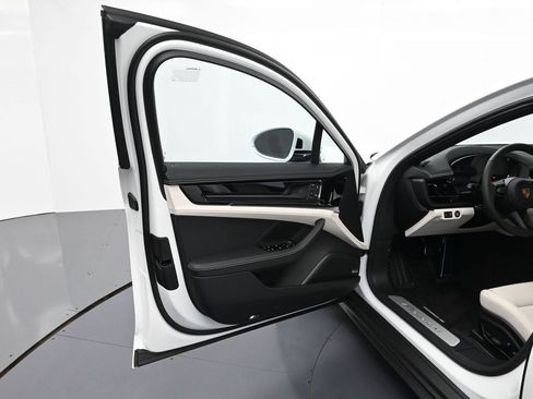 Certified 2026 Porsche Panamera image 15