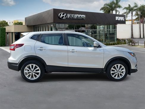 Used 2021 Nissan Rogue Sport S image 2