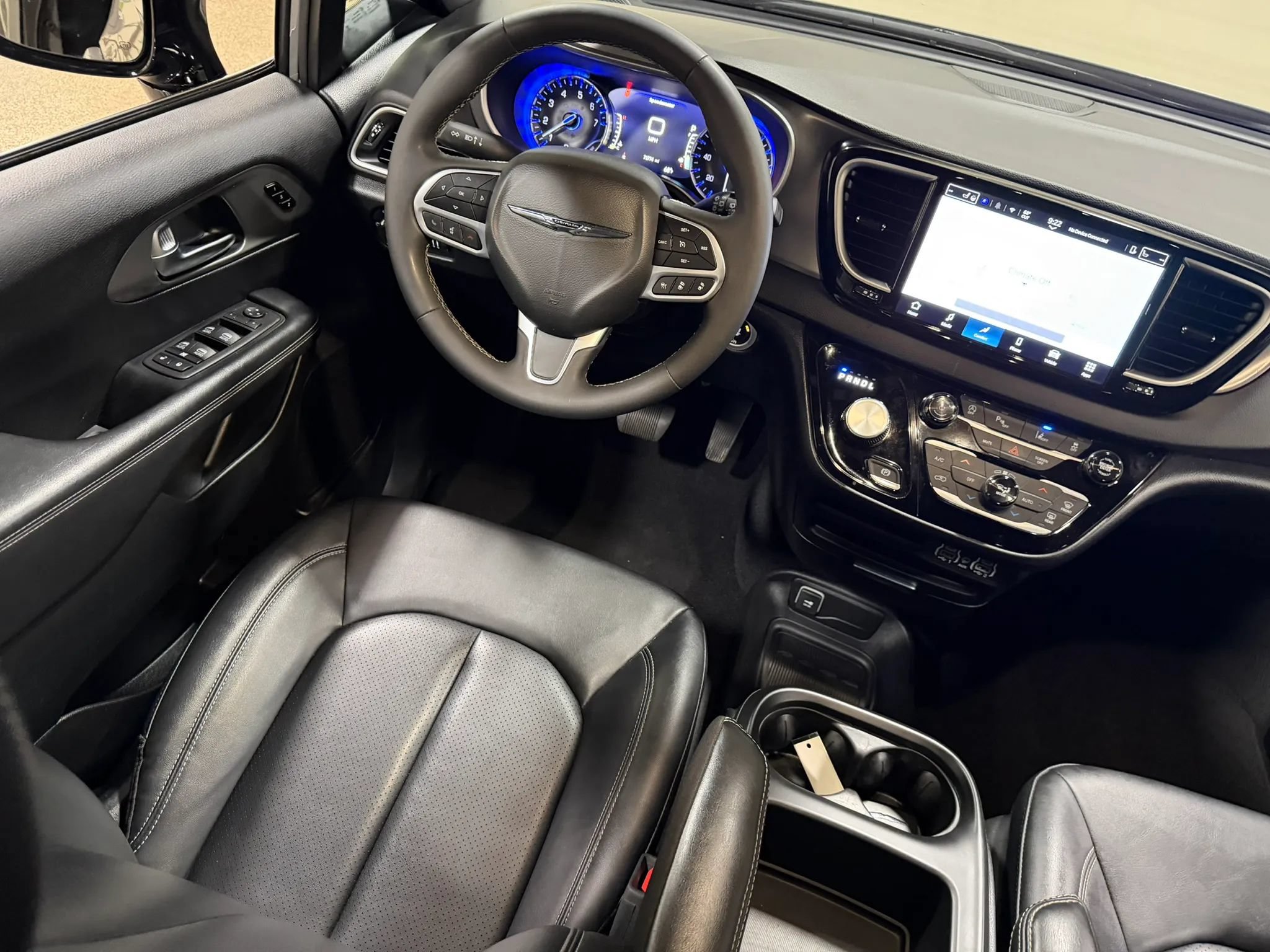 Used 2025 Chrysler Pacifica Select FWD image 50