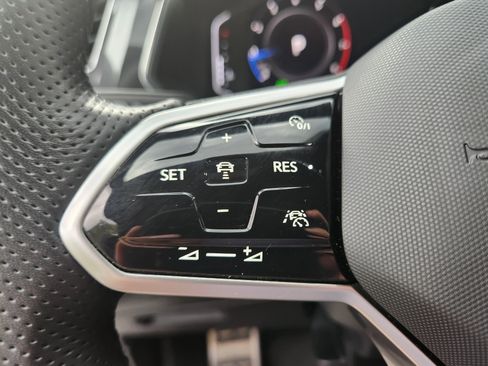 Used 2022 Volkswagen Tiguan SEL R-Line image 16