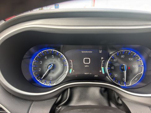 Used 2023 Chrysler Pacifica Touring-L FWD image 20