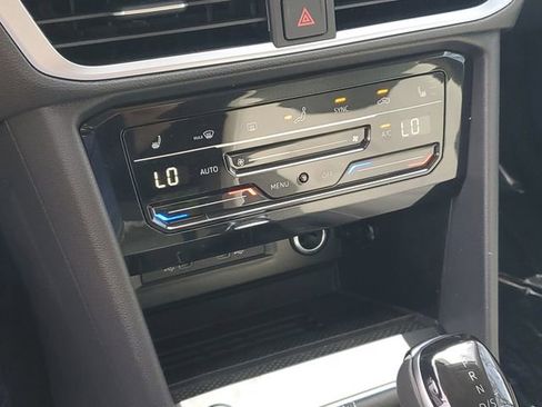 New 2026 Volkswagen Taos SE image 24
