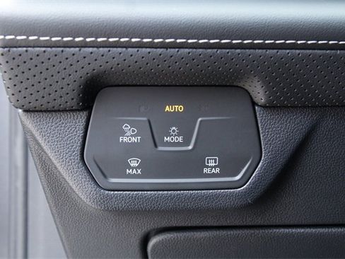 Certified 2025 Volkswagen Atlas SE image 17