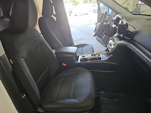 Used 2023 Ford Explorer XLT AWD/4WD image 10