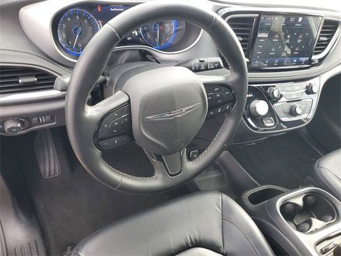 Certified 2021 Chrysler Pacifica Touring-L w/ Uconnect Theater Family Group image 19