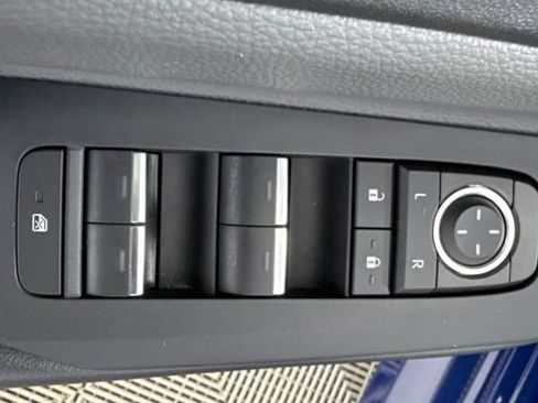 Used 2025 Toyota Prius XLE AWD/4WD image 16