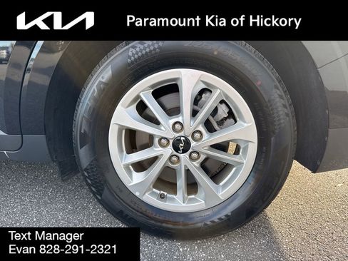 Used 2024 Kia Carnival LX image 9