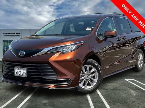 Used 2022 Toyota Sienna LE w/ LE Plus Package image 1