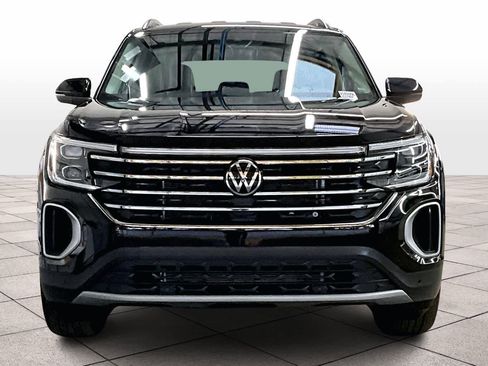 Used 2025 Volkswagen Atlas SE w/ Black Wheel Package image 3