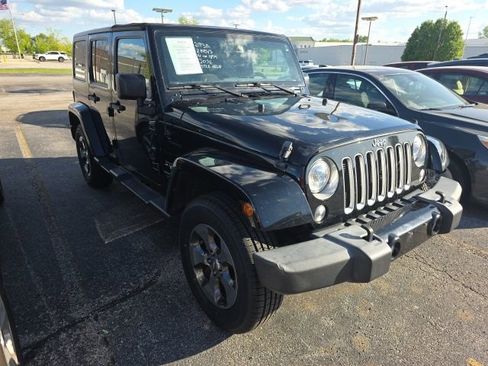 Used 2018 Jeep Wrangler Unlimited Sahara w/ Connectivity Group AWD/4WD image 5