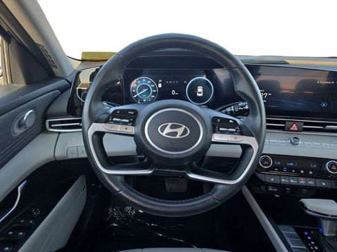 Used 2025 Hyundai Elantra Limited FWD image 12