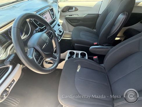 Used 2022 Chrysler Voyager LX FWD image 16