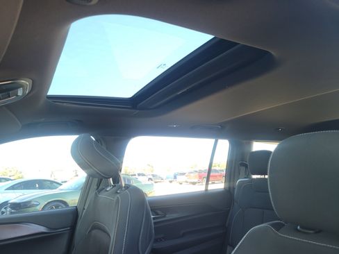 New 2025 Jeep Grand Cherokee L Laredo image 16