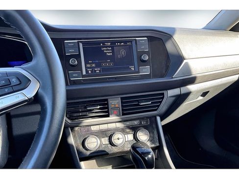 Used 2023 Volkswagen Jetta SE image 9