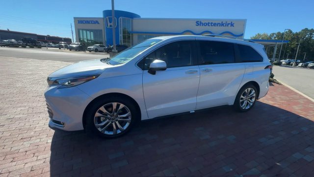 Used 2023 Toyota Sienna Platinum FWD image 7