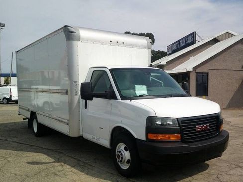Used 2021 GMC Savana 3500 Extended w/ Power Convenience Package RWD image 3