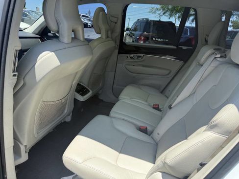Used 2018 Volvo XC90 T5 Momentum w/ Convenience Package FWD image 9