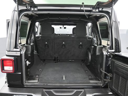 Used 2018 Jeep Wrangler Unlimited Sahara image 14