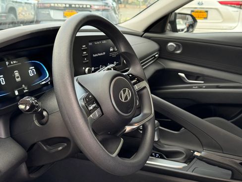 Used 2025 Hyundai Elantra SE FWD image 28