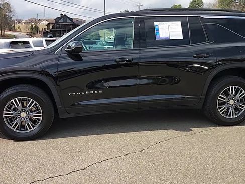 Used 2025 Chevrolet Traverse LT image 5