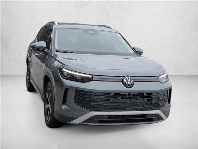 Used 2025 Volkswagen Tiguan SE FWD image 3