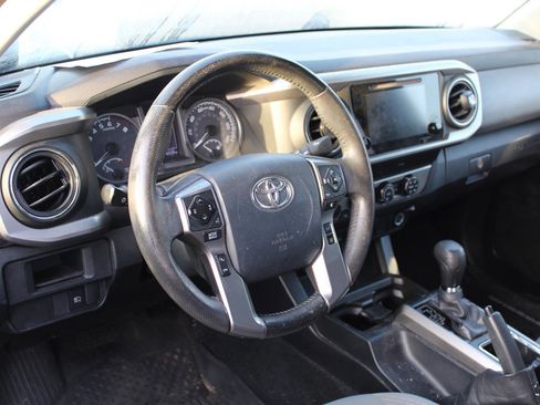 Used 2019 Toyota Tacoma SR5 AWD/4WD image 9