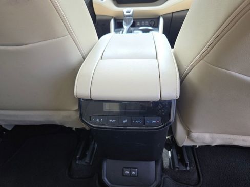 Used 2023 Toyota Highlander XLE AWD/4WD image 9