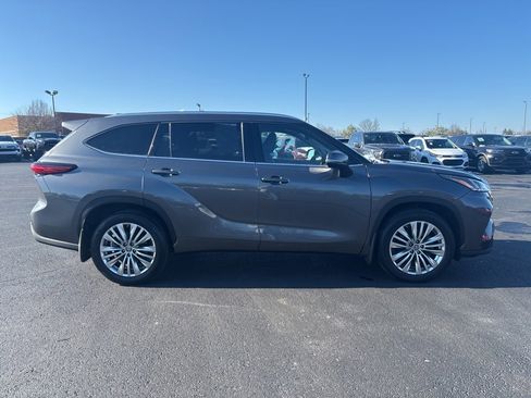 Used 2023 Toyota Highlander Platinum image 4