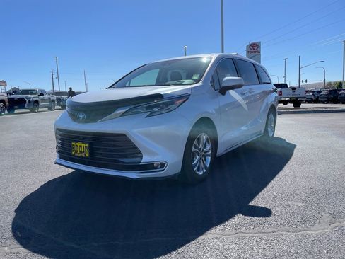 Used 2023 Toyota Sienna Platinum AWD/4WD image 7