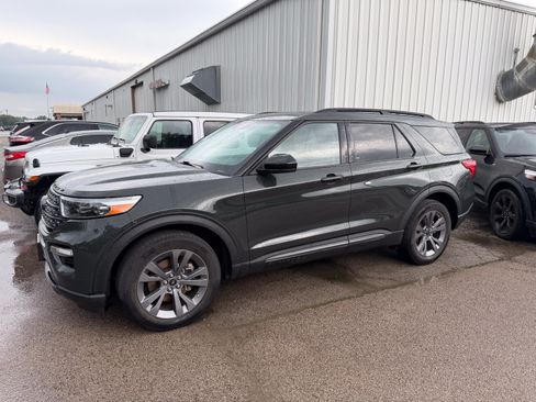 Used 2022 Ford Explorer XLT w/ Equipment Group 202A AWD/4WD image 9
