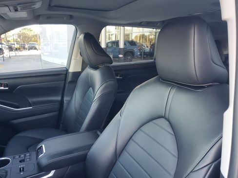 Used 2024 Toyota Highlander XLE image 15