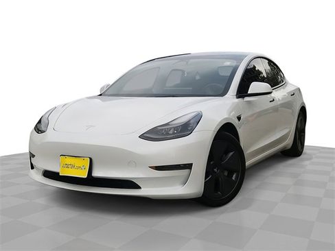Used 2023 Tesla Model 3 Standard Range image 1