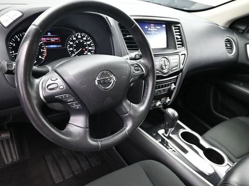 Used 2020 Nissan Pathfinder SV image 19