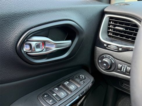 Used 2023 Jeep Cherokee Altitude Lux image 17