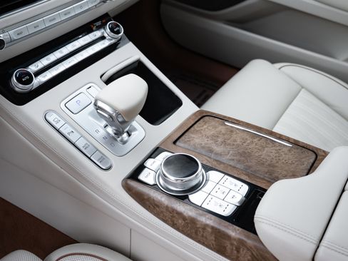 Used 2020 Genesis G90 3.3T Premium image 18