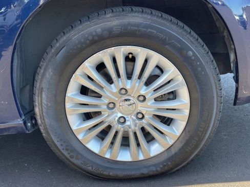 Used 2015 Chrysler Town & Country Limited image 11