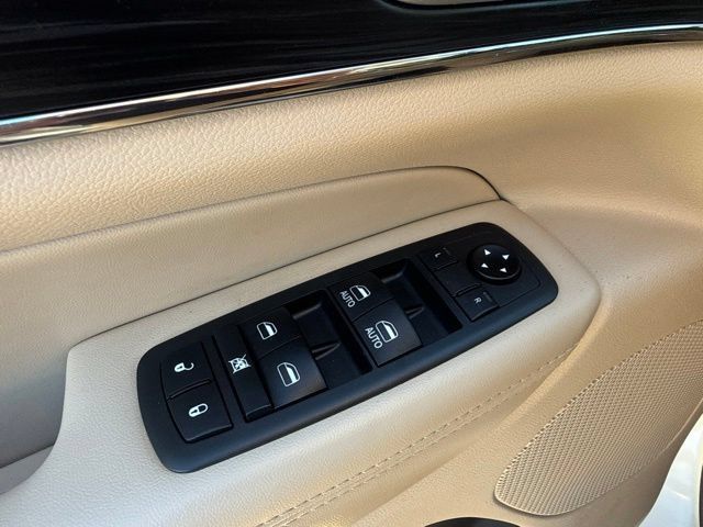 Used 2019 Jeep Grand Cherokee Limited AWD/4WD image 16