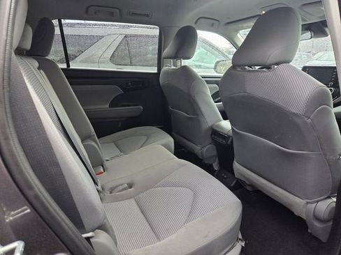 Used 2021 Toyota Highlander LE FWD image 17