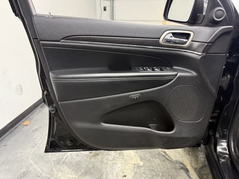 Used 2017 Jeep Grand Cherokee Limited image 11