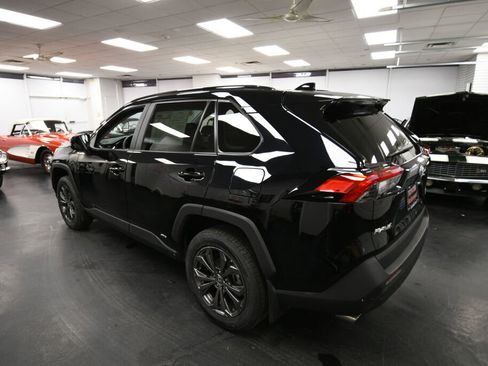 Used 2022 Toyota RAV4 XLE Premium image 5