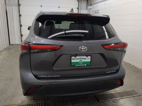 Used 2021 Toyota Highlander XLE AWD/4WD image 6