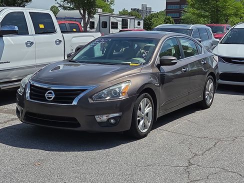 Used 2014 Nissan Altima 2.5 SL w/ Technology Package FWD image 2