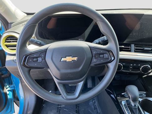 Used 2025 Chevrolet Trax LT FWD image 11