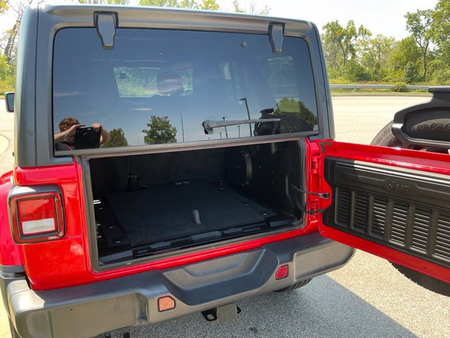 Used 2018 Jeep Wrangler Unlimited Sahara w/ Uconnect 4C Nav & Sound Group AWD/4WD image 11