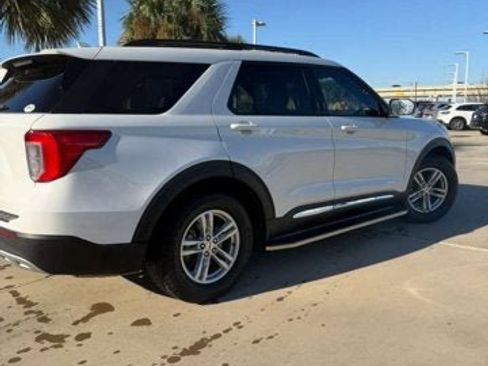 Used 2022 Ford Explorer XLT w/ Equipment Group 202A image 2