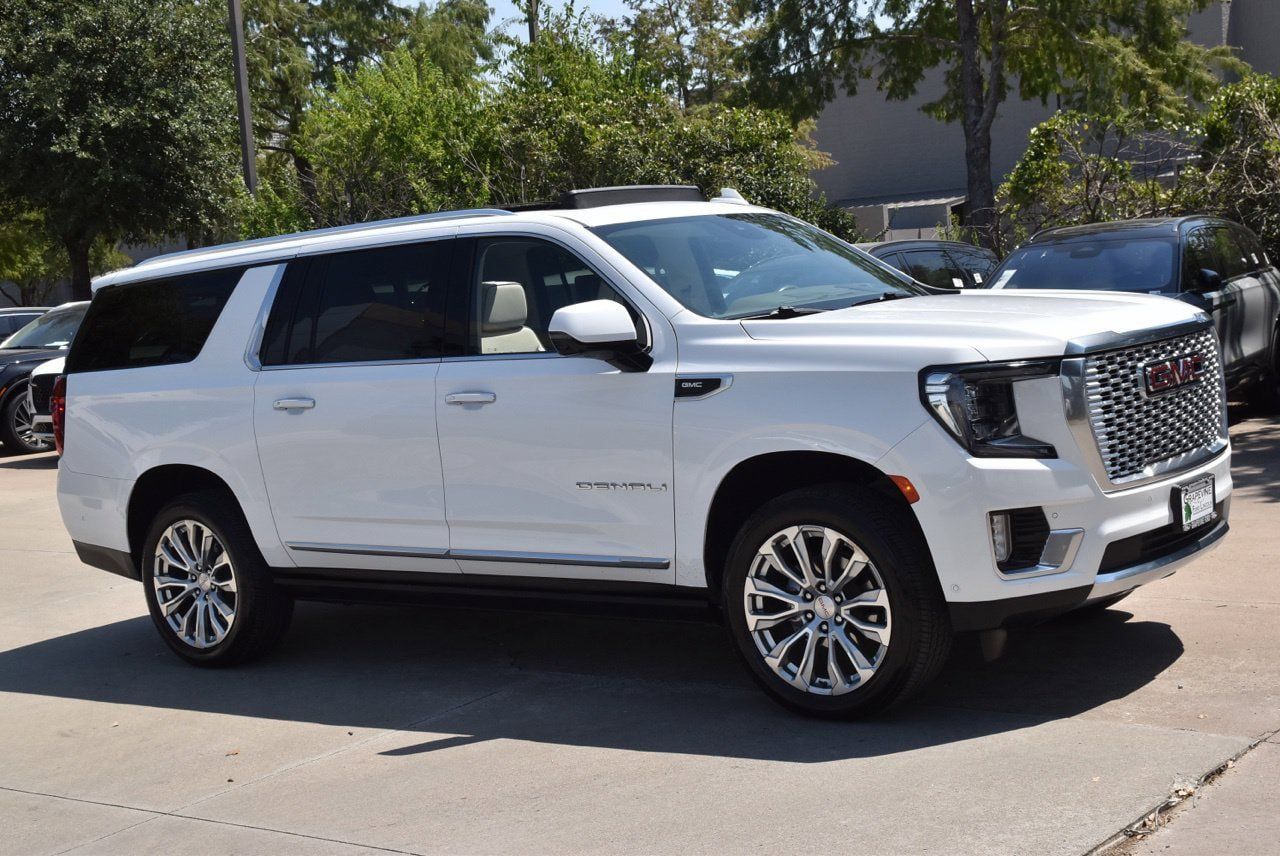 Used 2024 GMC Yukon XL Denali w/ Advanced Technology Package AWD/4WD image 1